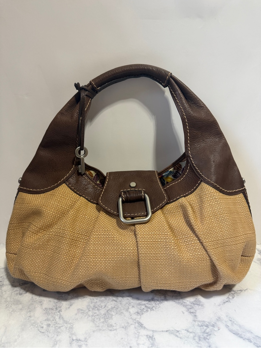 Fossil woven straw leather baguette hobo shoulder bag tan brown silver key